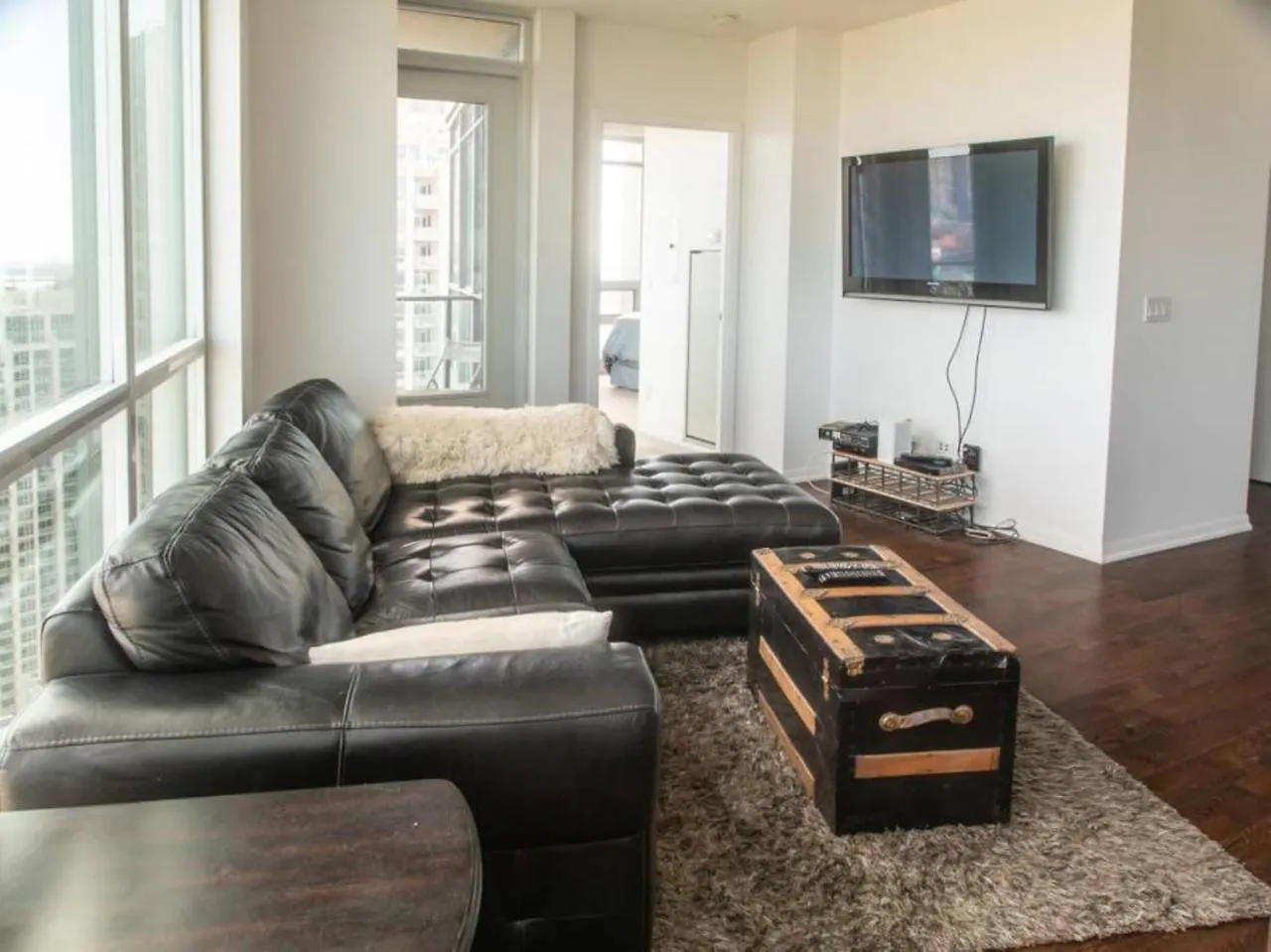 Modern 2 Bedroom Condo With Cn Tower Views Toronto