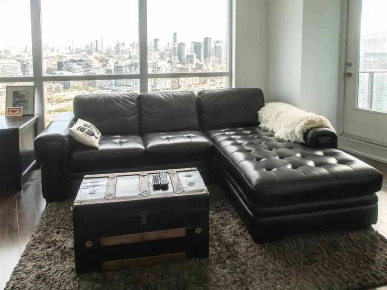 Modern 2 Bedroom Condo With Cn Tower Views Toronto Canada