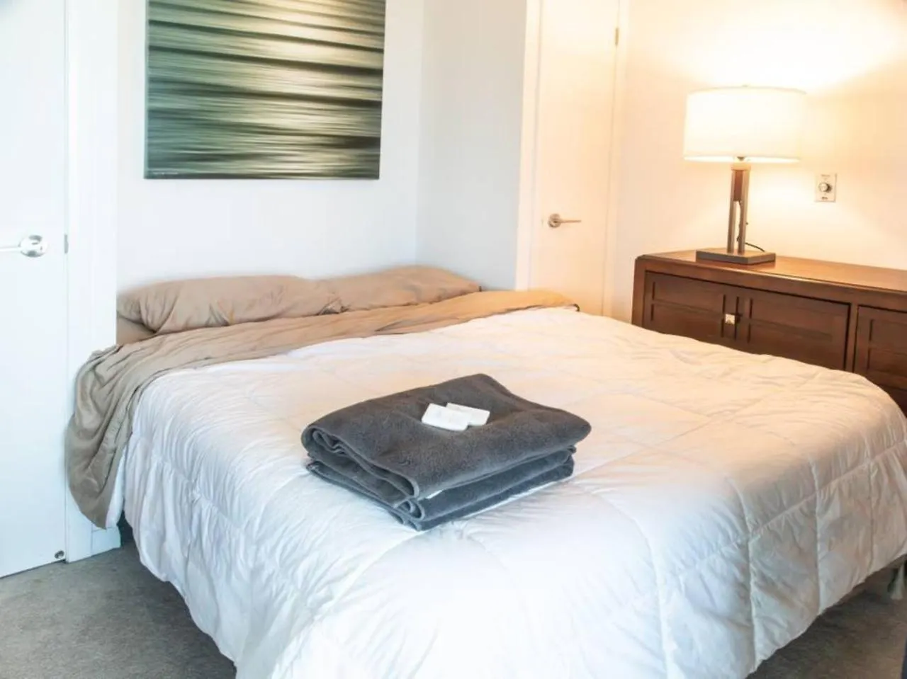 Modern 2 Bedroom Condo With Cn Tower Views 토론토 아파트