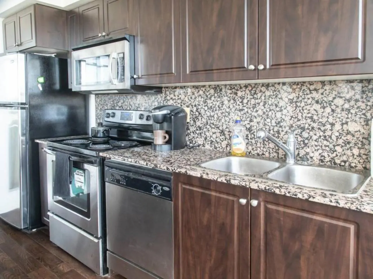 Modern 2 Bedroom Condo With Cn Tower Views 토론토 아파트