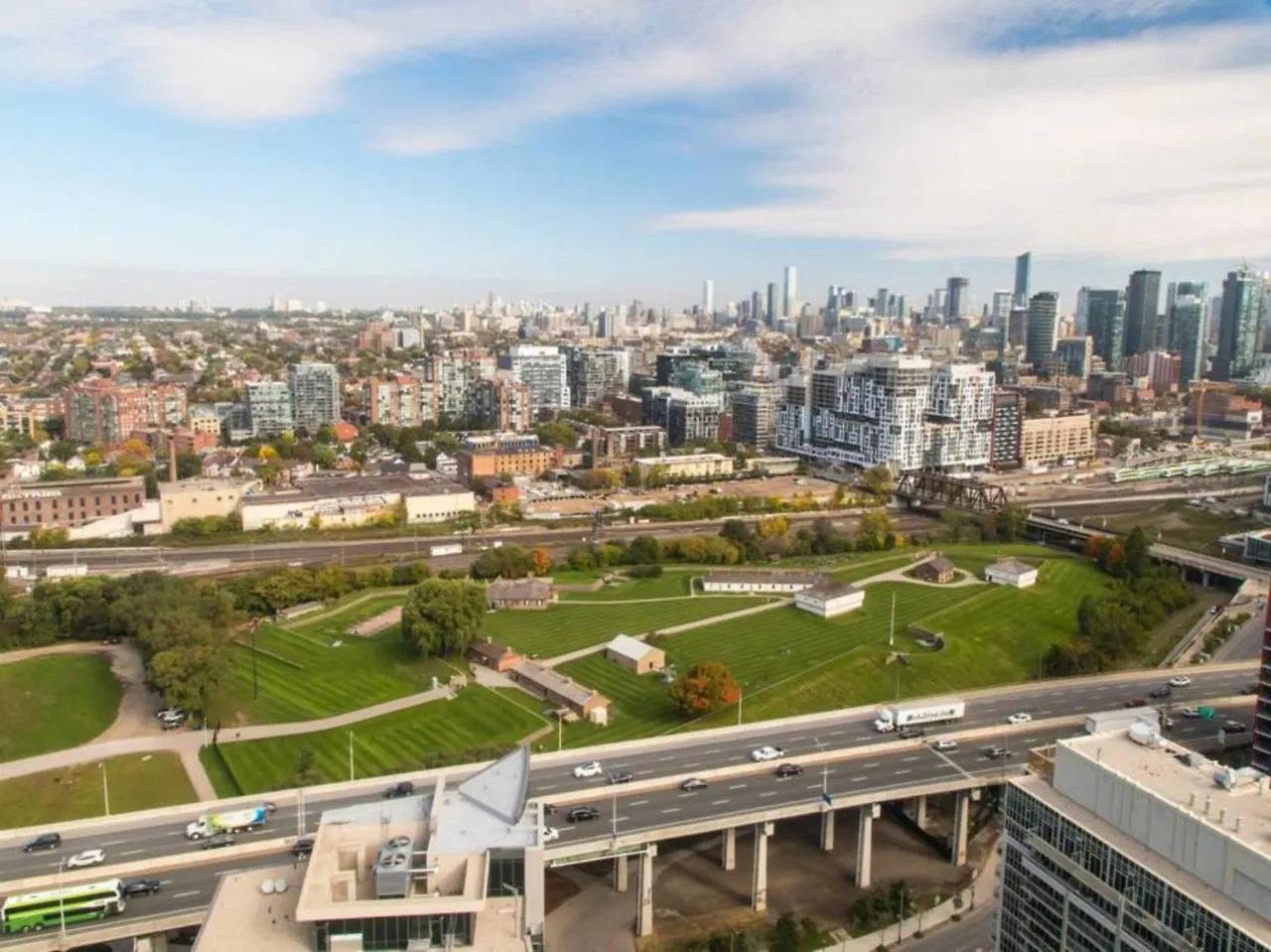 Modern 2 Bedroom Condo With Cn Tower Views 토론토